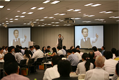 説明: Macintosh HD:Users:Nemoto:Documents:document:FCJ:009_組織・管理:退職:101227_田中里奈:素材:OtherPhoto:コヴィーイベント竹村さん.jpg